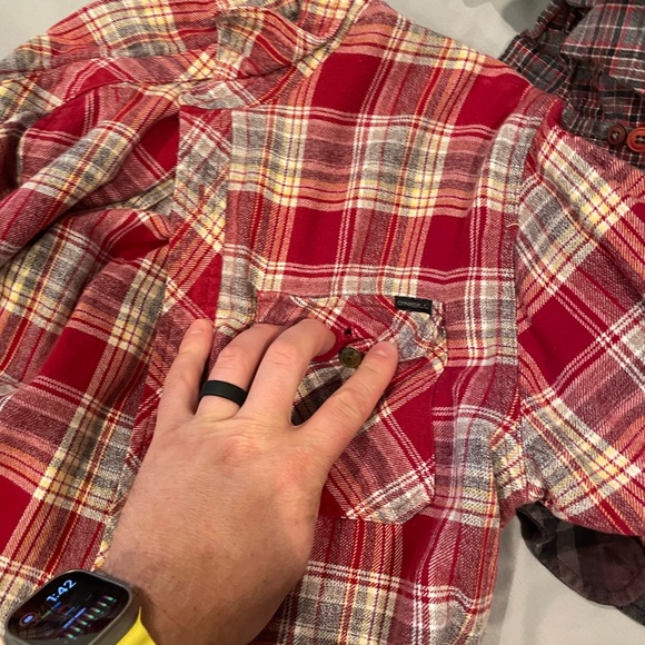 Lot of 3 flannels - Picture 3 of 3